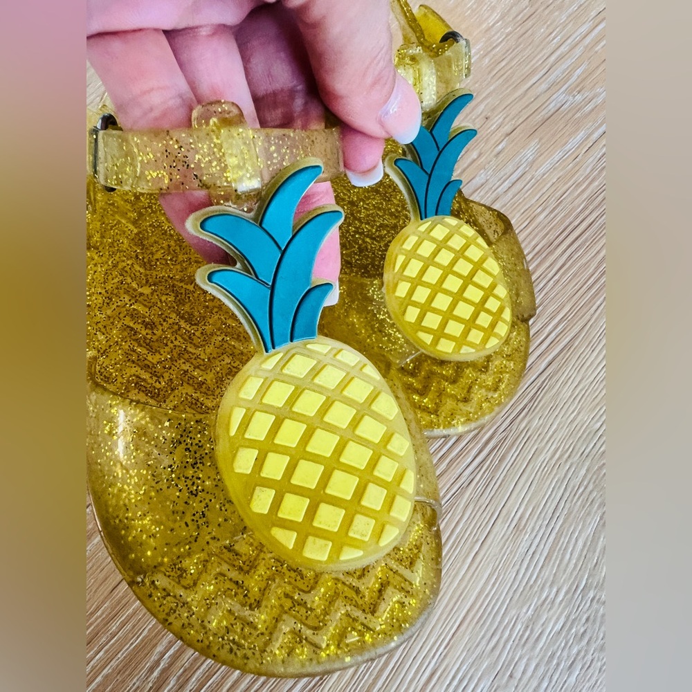 🌴🍍OLD NAVY GLITTERY YELLOW PINEAPPLE SANDALS🍍🌴